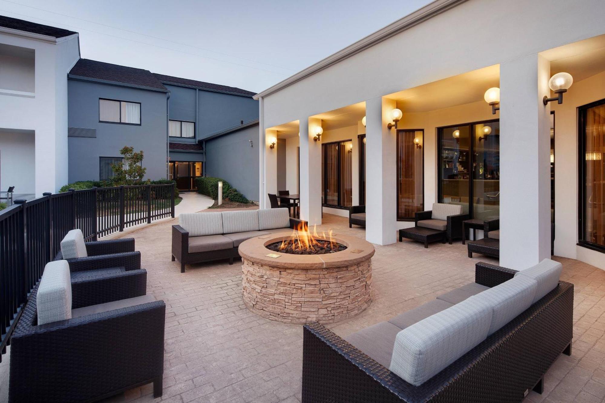 Courtyard Dallas Addison Midway Exterior foto